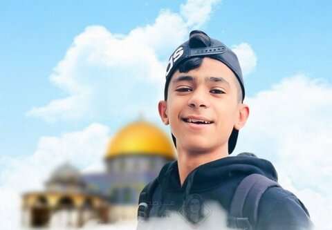 أنا محمد دعدس، عمري 15 عاماً، أعيش في مخيم عسكر للاجئين، قتلني أحد جنود الاحتلال انتقاماً لإصابته بحجر ألقاه شبان أثناء المواجهات قرب قرية دير الحطب، رغم أني لم أكن مشاركاً في المواجهات وكنت أقف وأشاهد من بعيد..